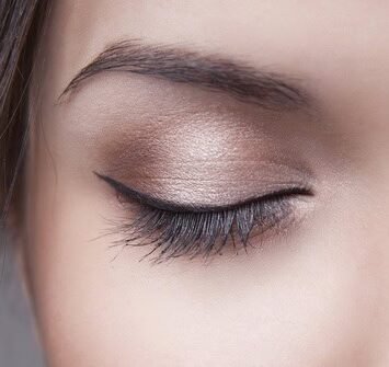 day makeup on one eye macro